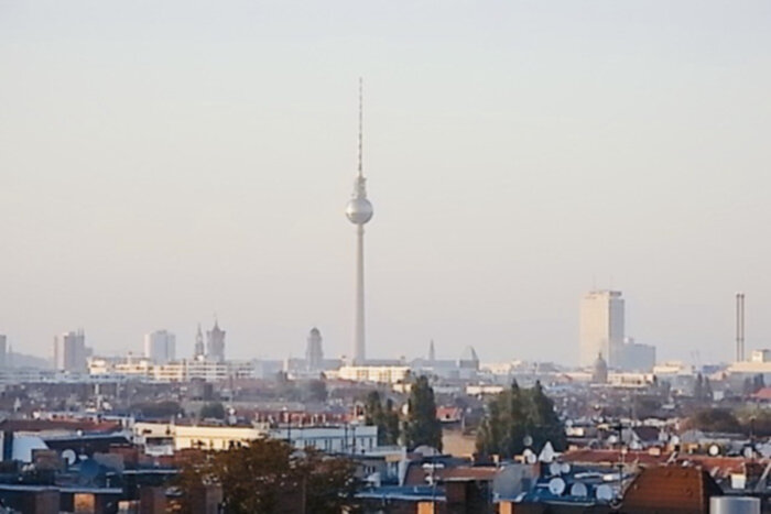 Blick über die Dächer Berlins auf den Berliner Fernsehturm